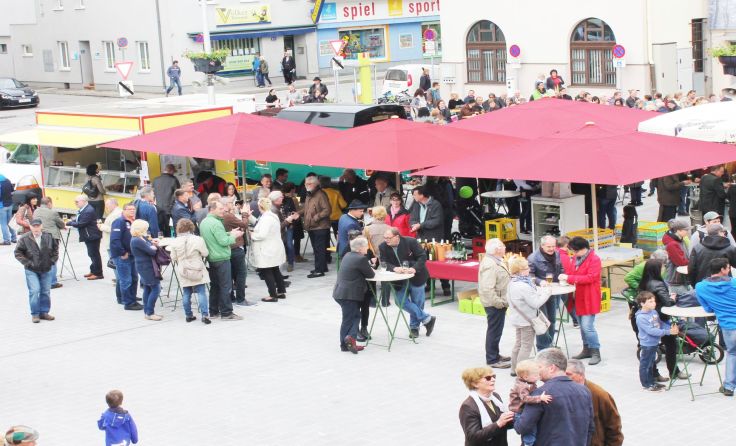 Der neu adaptierte Rathausplatz verwandelt sich erstmals in einen gemütlichen Marktplatz.