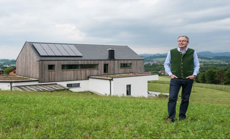 LH-Stellvertreter Dr. Stephan Pernkopf vor seiner eigenen Photovoltaik-Anlage Foto: Herrgott