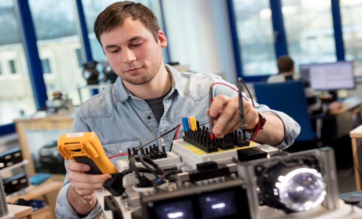 Elektroniktestaufbau in Wieselburg Foto: ZKW