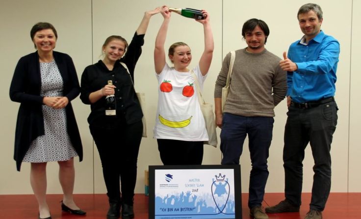 Die Fachhjury mit den Siegern des Master Science Slam im Januar.