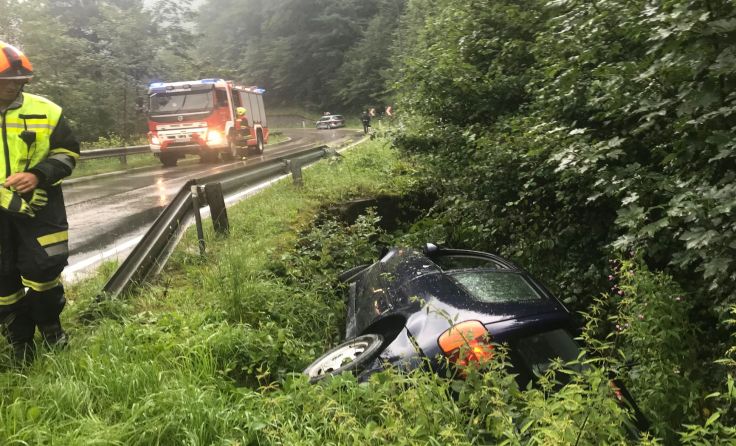 Die Feuerwehr beim Bergen des PKWs.Foto: Freiwillige Feuerwehr Gaming