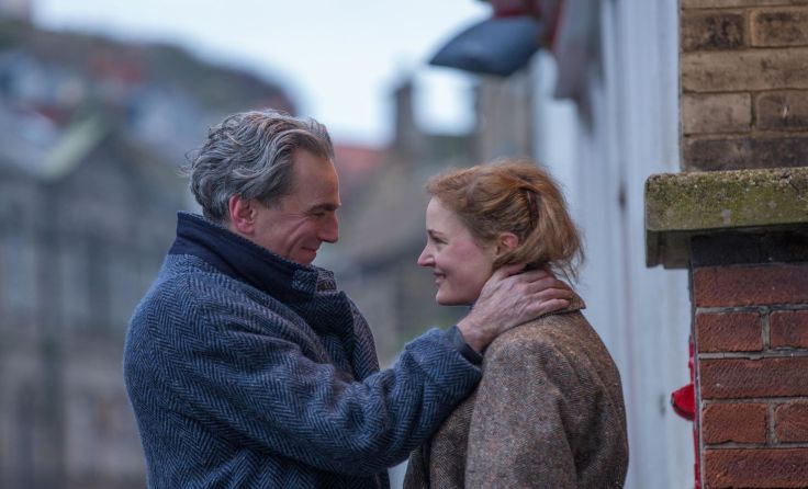 Reynolds (Daniel Day-Lewis) Leben wird von Alma (Vicky Krieps) auf den Kopf gestellt.Foto: upi