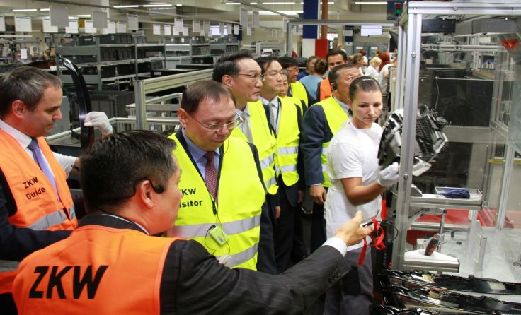 ZKW - LG-Delegation besichtigt Produktion.