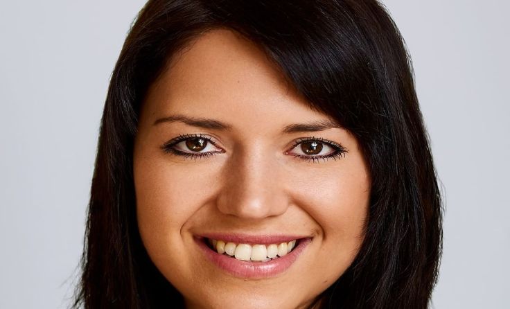 Alina Leitinger hält den Vortrag "Essen gegen vergessen".