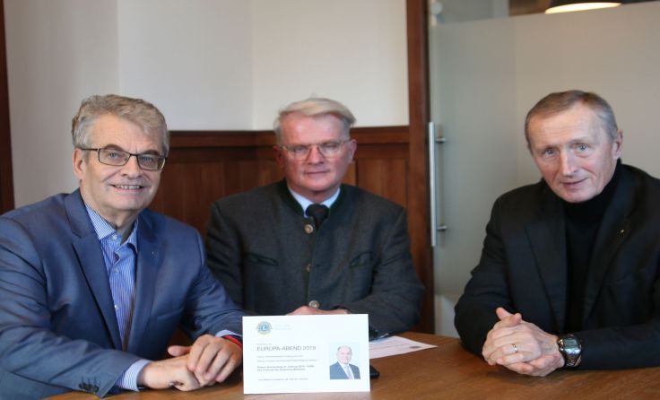 v.l.: Günther Hütl, Georg Roher und Hans Heinz Lenze laden zum Europa-Abend ins Schloss Weinzierl.