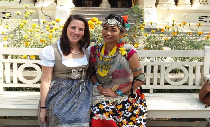 Katharina Rana und Urmila Chaudhary in ihren Nationaltrachten. Foto: Sanchita Kumari Rana 