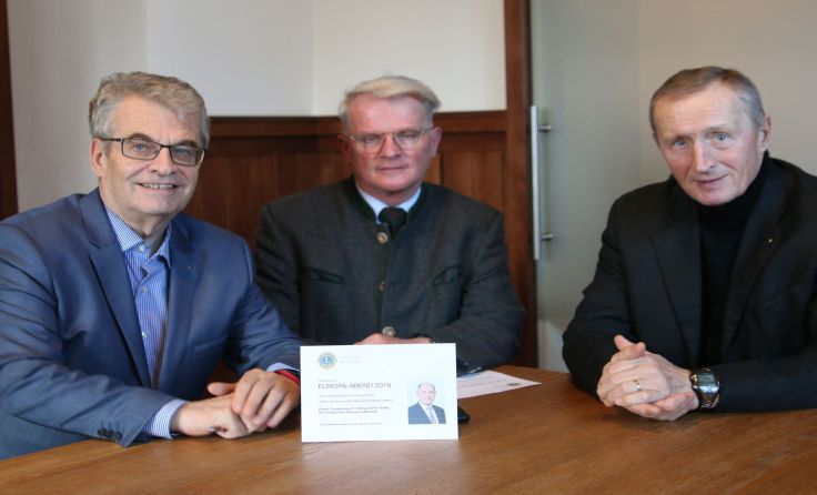v.l.: Günther Hütl, Georg Roher und Hans Heinz Lenze laden zum Europa-Abend ins Schloss Weinzierl.