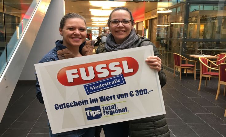 Tips-Redakteurin Ariane Zeilinger (li.) mit Martina Schaufler (re.)