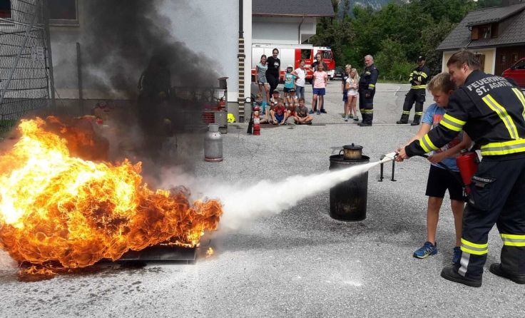 Die Kinder konnten ihre ersten Löschversuche unternehmen. Foto: FF St. Agatha