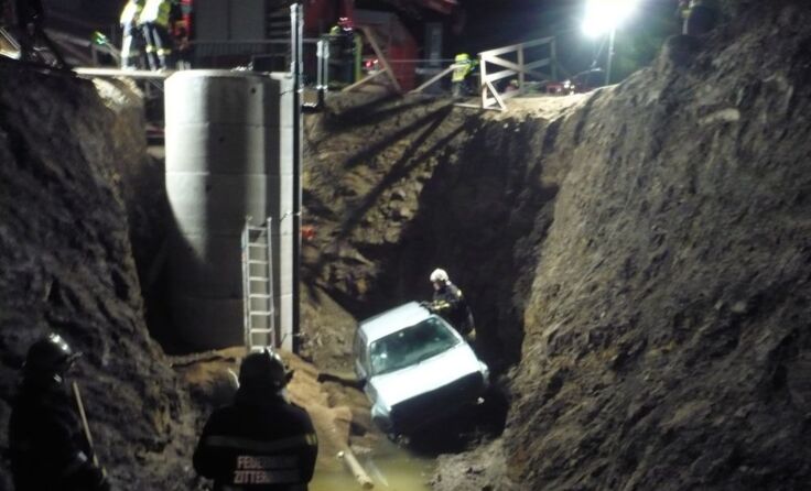 Die Annahme der Feuerwehr bei der Einsatzübung: Absturz eines Pkw's in einen leeren Löschteich