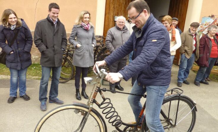 Bürgermeister Krottendorfer macht eine gute Figur auf dem Jux-Fahrrad