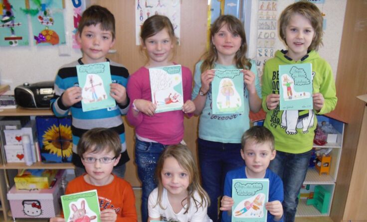 Die frischgebackenen Buchautoren mit ihrem Werk*Foto: Regina Hartl