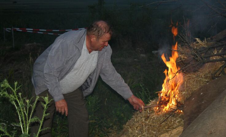 Bürgermeister Albert Holluger (ÖVP) beim Entzünden des Sonnwendfeuers. Foto: FF Wartberg