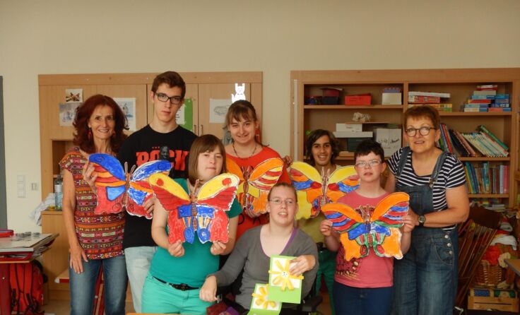 Die kreativen Schüler mit ihren tollen Werken. Foto: S. Edinger