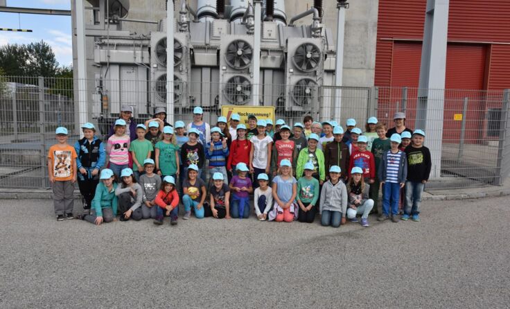 Die Schüler samt Pädagogin vor dem Wärmekraftwerk in Theiß. Foto: EVN