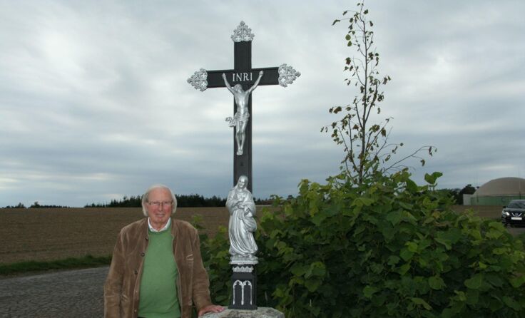 Robert Wagner mit seinem restaurierten Wegkreuz Foto: Gemeinde Drosendorf