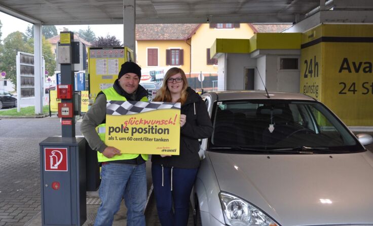 VIP-Tankwart Rudi Roubinek mit Facebook-Gewinnerin an der Avanti-Tankstelle in Horn
