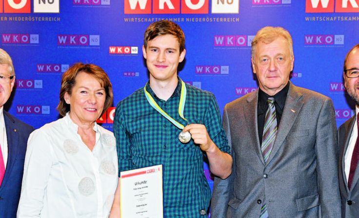 Felix Kirschenhofer (Mitte) bei seiner Ehrung als einer der landesbesten Lehrlinge Foto: WKNÖ