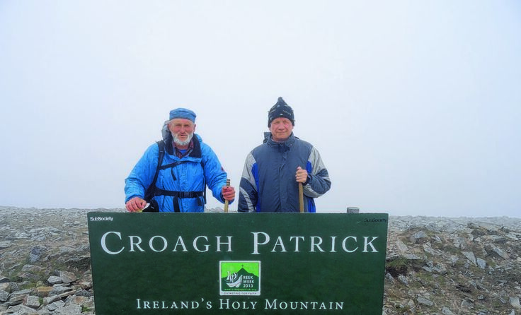 Louis Gruber (li.) pilgerte zur Wallfahrtsstätte, dem Croagh Patrick. Fotos: Gruber 