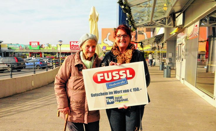 Das gesamte Tips-Team freut sich mit Brigitte Fischer (re.) und ihrer Mutter. Foto: LenO