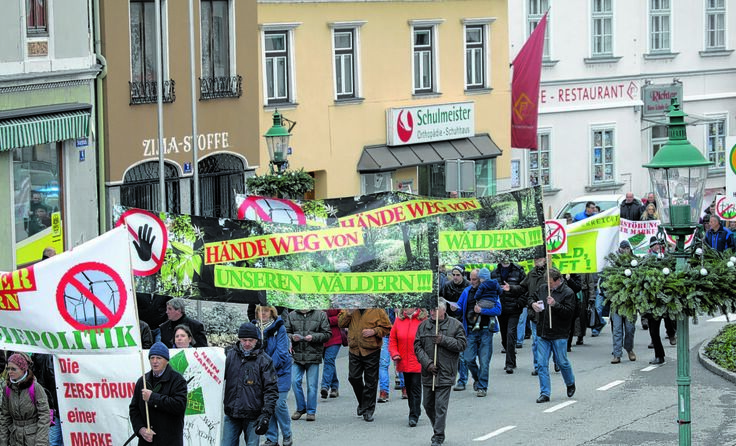 Gemeinsam zogen die Demonstranten vom Einkaufszentrum in den Stadtkern.