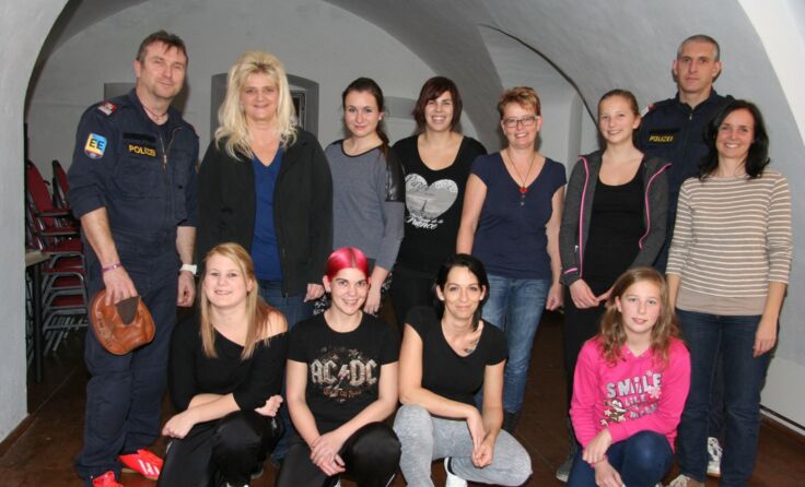 Gruppenfoto der lernwilligen Damen samt Trainer Foto: Udo Truley
