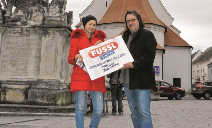 „Glücksengerl“ Gerhard Kunz mit der strahlenden Gewinnerin Cerasela Enachi Foto: LenO