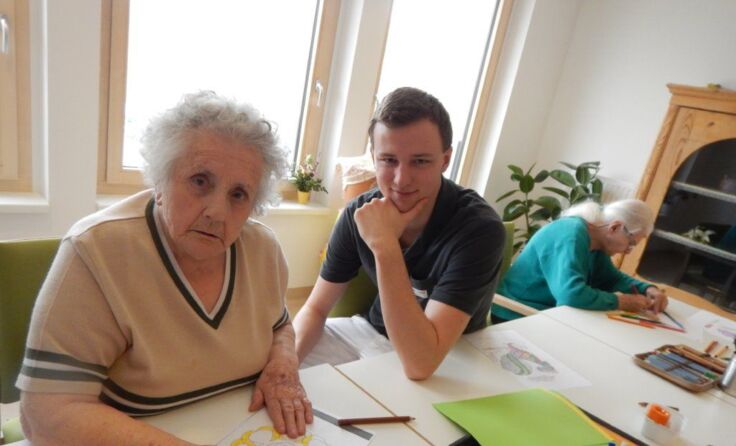 Margareta Zahourek mit Zivildiener Christoph Liebhart