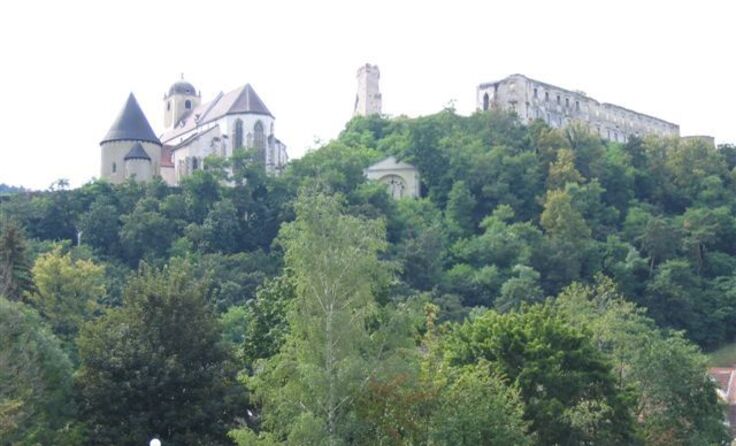 Blick vom Garser Schwimmbad auf die Burgruine Gars sowie die Kirche St. Gertrud Foto: Popmuseum