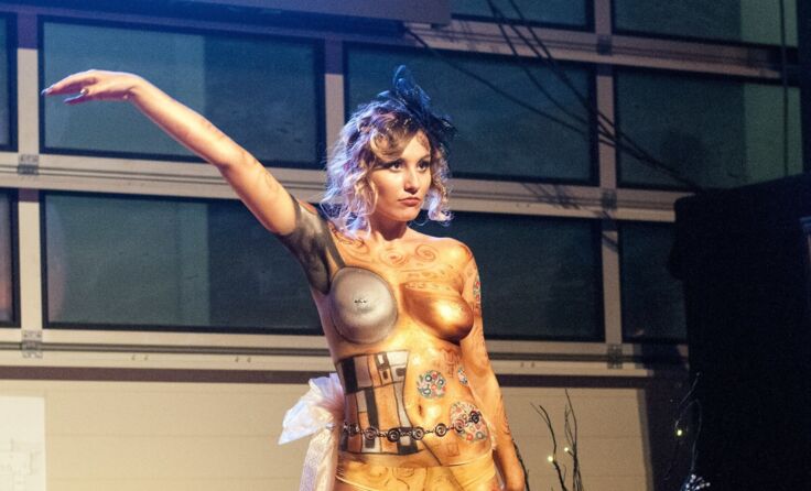 Auftritt des Bodypainting-Models im Stil von Friedensreich Hundertwasser