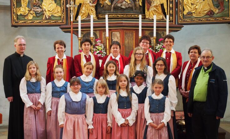 Die Sängerinnen mit den Priestern und dem Kinderchor Maria Laach. Foto: P. Gschwandtner