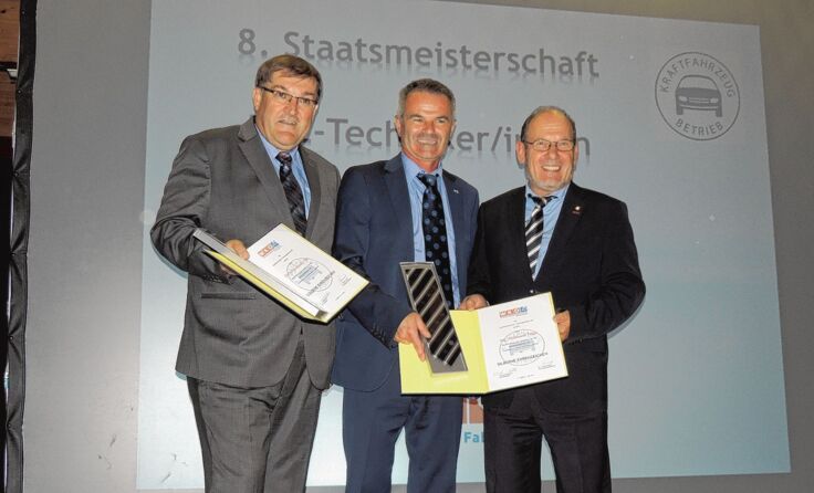 (V. l.) C. Bauer und R. Popp bei der Urkundenübergabe durch K. Scheibelhofer