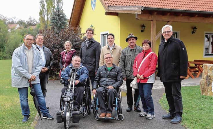 Die Teilnehmer der Dorfbegehung Maigen vor dem Dorfhaus Foto: BHW-NÖ