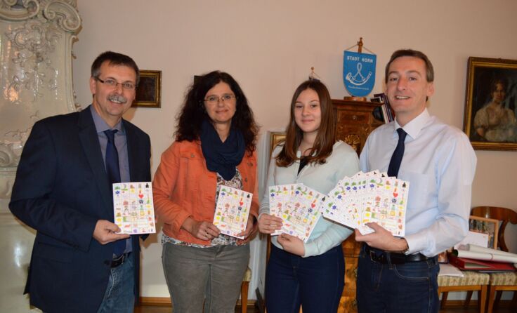 Anne Winkelmüller (2.vo.li.) mit ihrer gestalteten Weihnachtskarte Foto: Stadtgemeinde Horn