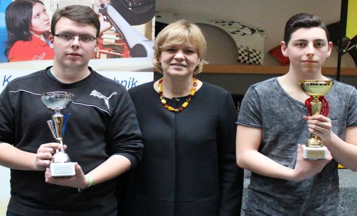 (V.l.) Thomas Zeitelberger (5BK) , LR Barbara Schwarz und Marcel Pree (2AS) Foto: HAK Horn