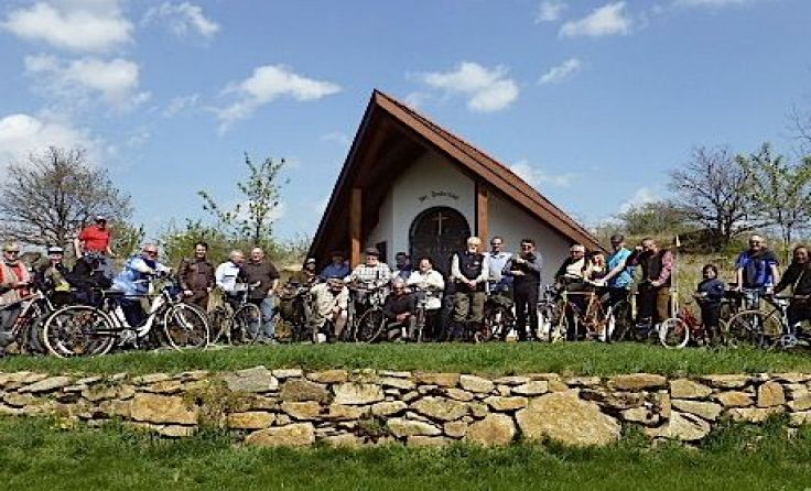 Gruppenfoto bei der Hubertuskapelle in Stoitzendorf Fotos: Emmerich Grath