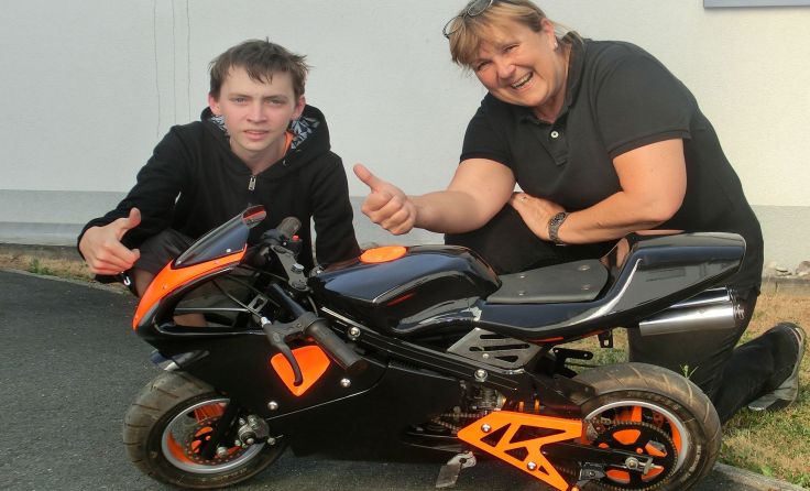 Schüler Christian Ledermann und Metall Fachbereichsleiterin Hana Schlögl