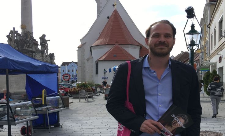 Scherak bei seinem Besuch am Horner Wochenmarkt Foto: NEOS