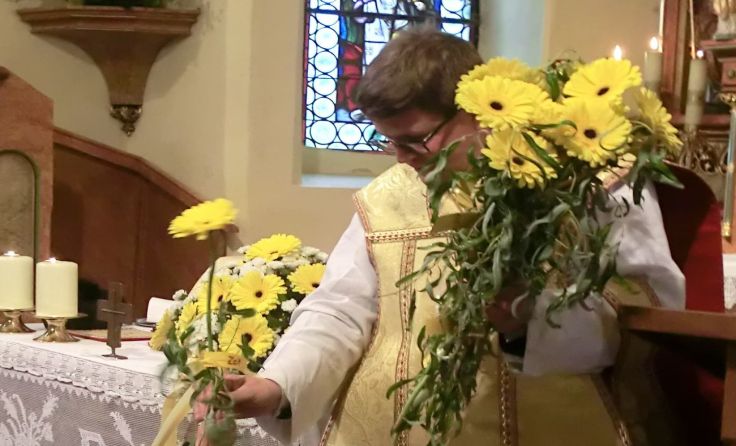 Kinder überreichen dem Herrn Pfarrer Blumen Foto: Marianne Schneider