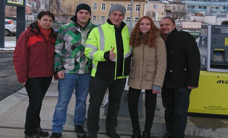 Avanti Tankexperte Helge Payer mit Fans an der neuen Avanti Tankstelle in Horn Foto: Avanti