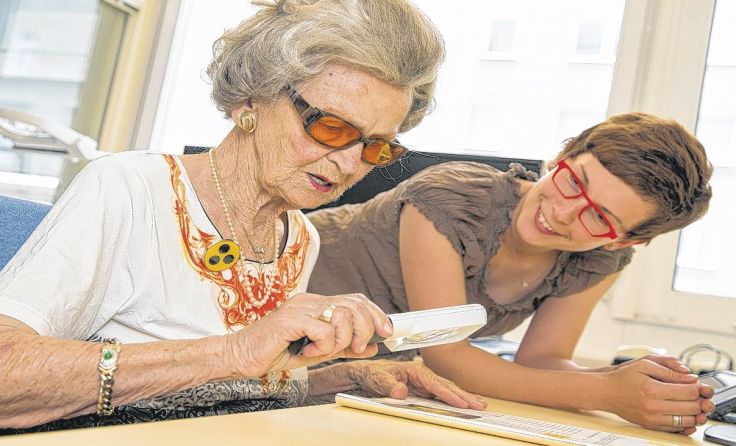 Praktische Helfer für den Alltag im Hilfsmittelshop der Hilfsgemeinschaft Foto: Pfluegl
