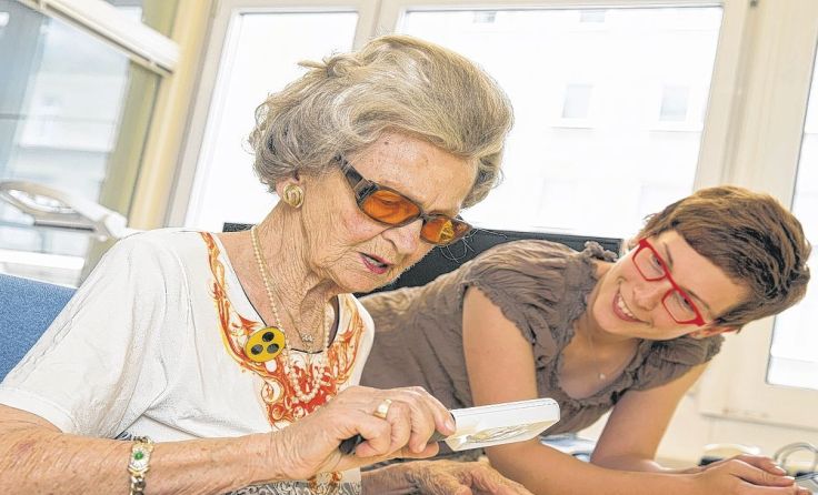 Praktische Helfer für den Alltag im Hilfsmittelshop der Hilfsgemeinschaft Foto: F. Pfuegl