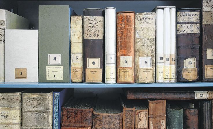 Ein Blick in den Schrank mit den historischen Ratsprotokollen aus dem Horner Stadtarchiv.