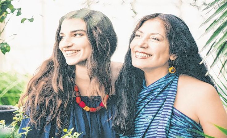 Sommerlaune: Bunte Sarongs und fröhlicher Schmuck Foto: EZA Fairer Handel 