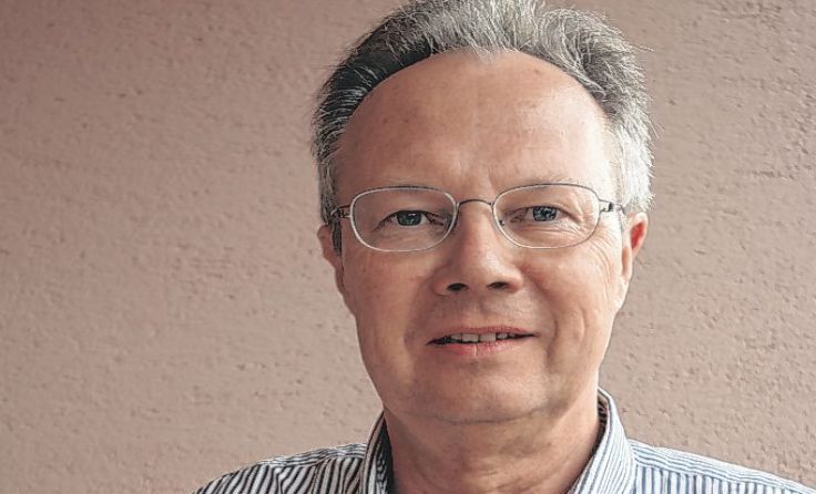 Erich Rabl mit dem 704 Seiten starken Werk