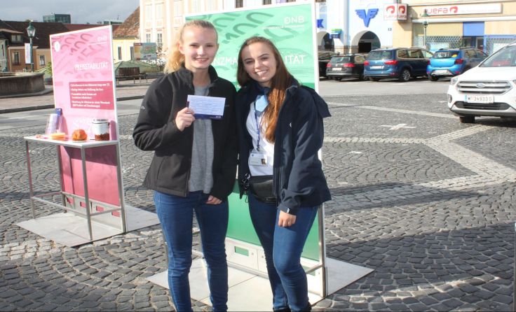 Teilnehmerin am täglichen Gewinnspiel Fotos: OeNB