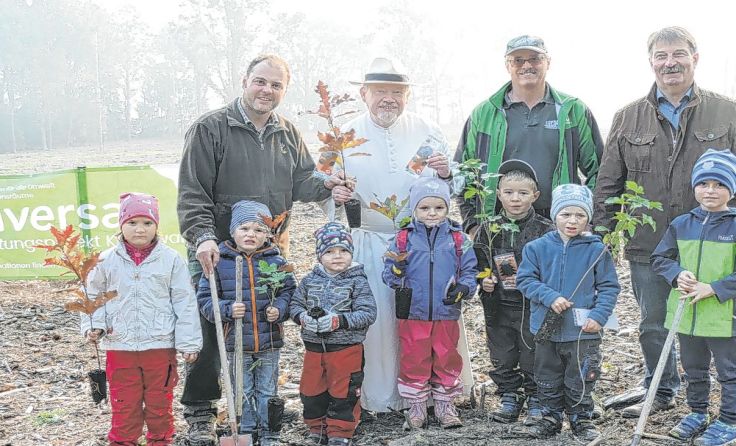 Mit großem Eifer pflanzten die Kindergartenkinder ihre Setzlinge.