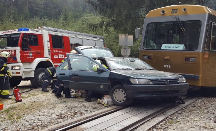 Einsatzkräfte und Mitarbeiter der NÖVOG probten den Ernstfall. Fotos: NÖVOG/Ploiner