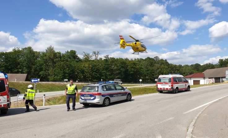 Der Rettungshubschrauber "C2" landet direkt an der Unfallstelle Fotos: FF Hoheneich