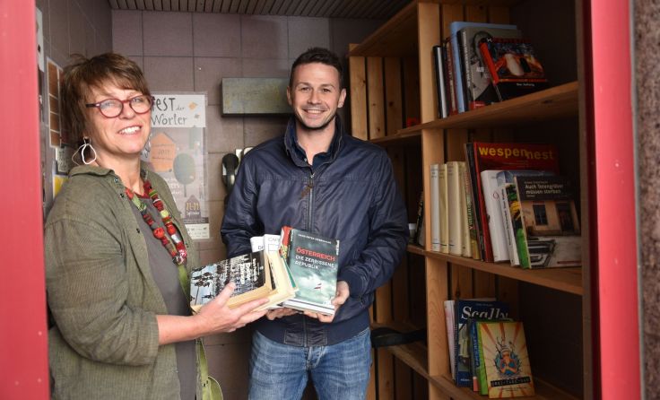 Gerda Kohlmayr und Christoph Mayer freuen sich über den offenen Bücherschrank Foto: privat